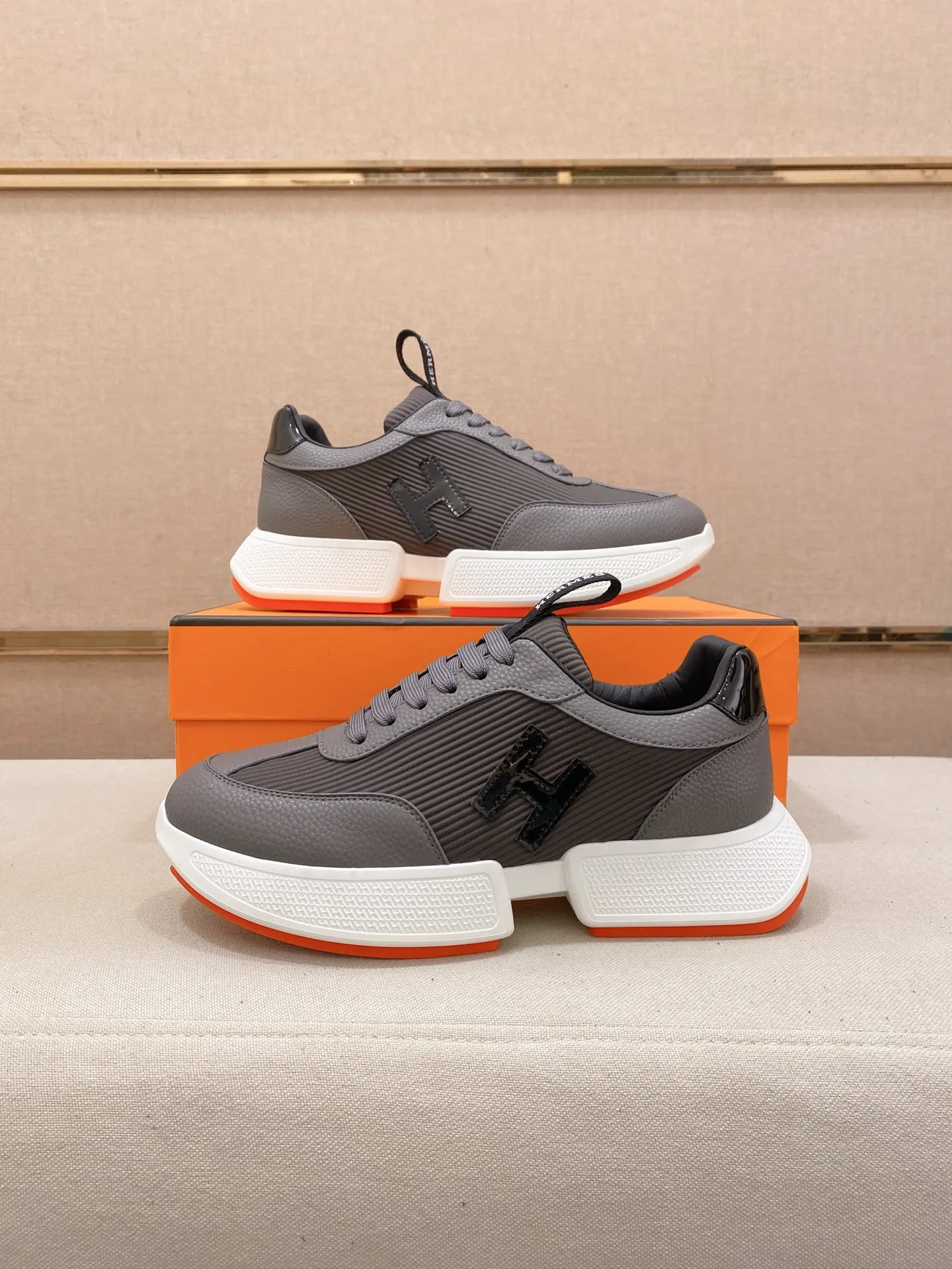 Ex-factory price: 460💰《HERMES》【Classic original single version】Hermès; top 🔝purchasing agent🔍🔍men's latest 🇺🇸 counter sales simultaneously, imported from Italy original ▲▲cowhide ▲▲ (high-end, nobility, class) ) Exquisite workmanship (Italian 🇮🇹 imported water-dyed 🐂 cowhide lining) sole: original sole provided by the original factory, ⚠️exclusive double-layer activity·TPR·rubber·combined molded outsole; super comfortable·wear-resistant·non-slip·environmental protection The real thing is more beautiful if you take the real thing (high quality, follow the order). You can enter and exit the counter at will * Number of yards: 38-44 (45 can be customized and cannot be returned or exchanged)
